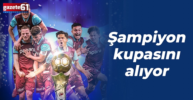 Şampiyon kupasını alıyor