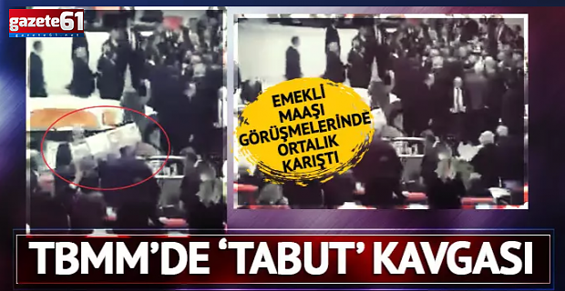 Emekli maaşı görüşmelerinde ortalık karıştı! Kürsüye tabut getirdiler, AK Parti ve CHP'liler birbirine girdi