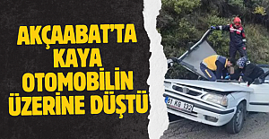 Akçaabat’ta kaya otomobilin üzerine düştü