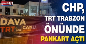 CHP, TRT Trabzon önünde gece yarısı pankart açtı